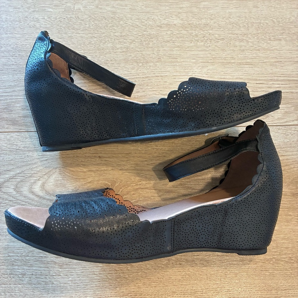 Sundance Black Leather Perforated Cutout Wedge Heeled Sandal Size 40/
Sz 9 - Picture 3 of 12